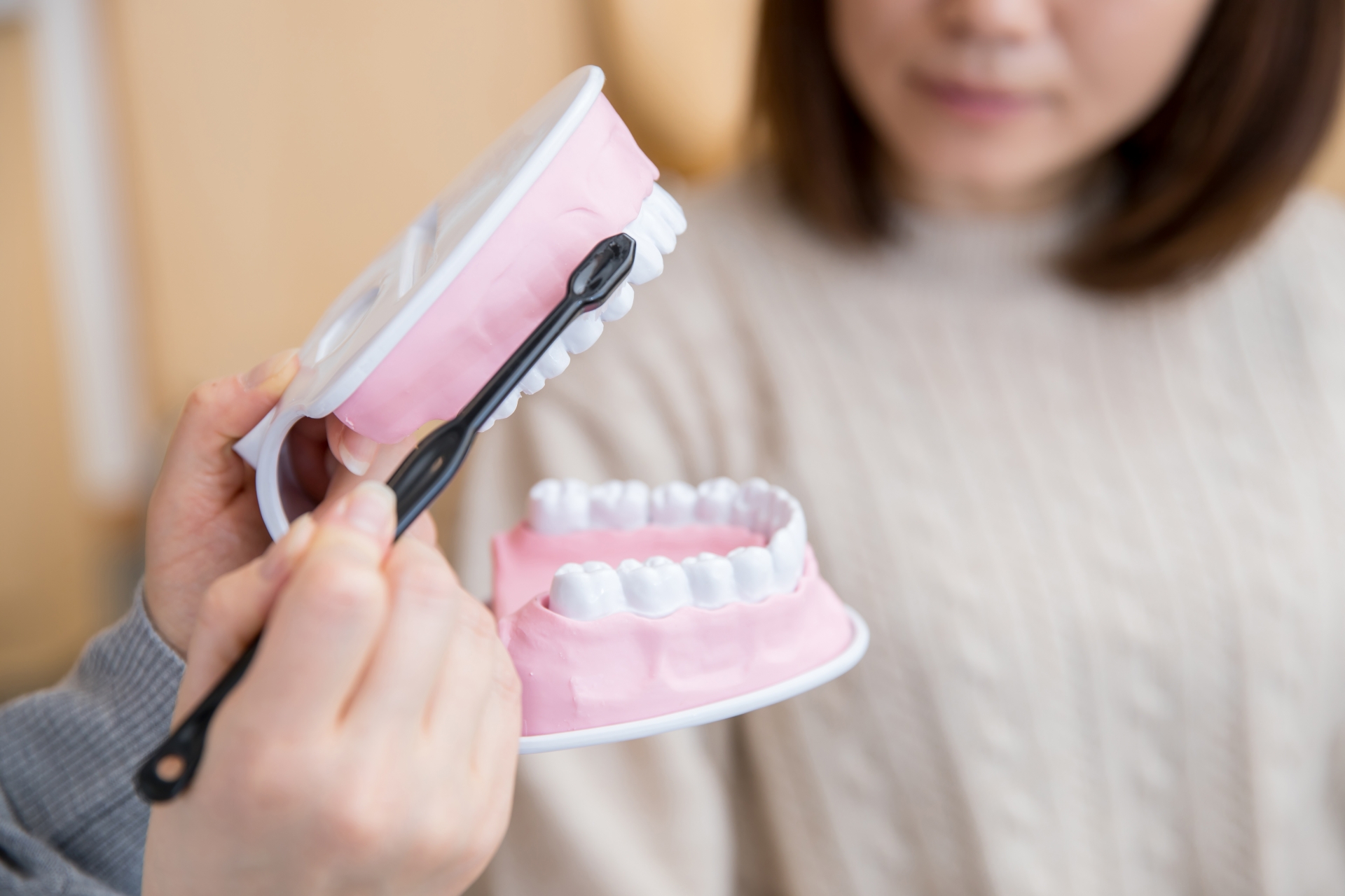 前歯をインプラントにするデメリット